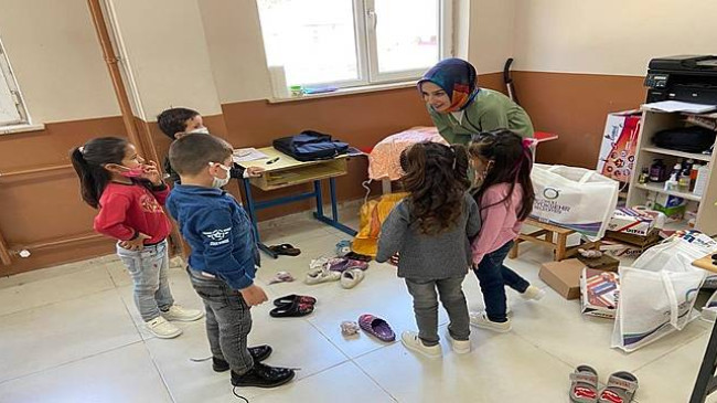 KÜBRA ÖĞRETMEN VE ÖĞRENCİLERİ SEVİNDİ