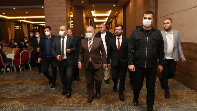CUMHURBAŞKANI ERDOĞAN’DAN GENÇLERE SÜRPRİZ TELEFON ”TOPLANTIYI ÖNEMLİ HAREKET MERKEZİ ORDU’DA YAPMANIZDAN MEMNUNUM” BAŞKAN GÜLER’DEN AK PARTİLİ GENÇLERE: “GÖNÜLLERE GİRİN. HER ÇALIŞMANIZI  HEM EDEP HEM TEVAZU HEM DE GÖNÜLLERE GİREREK YAPIN” BAŞKAN  TOMAKİN: “HİLMİ AĞABEYİMİZİN NE ÇEKTİĞİNİ BİLEMEZSENİZ, BUGÜNÜN KIYMETİNİ  BİLEMEZSİNİZ. ONUN YÜREĞİNDEKİLERİ BİLEMEZSENİZ, BUGÜNÜ ANLAYAMAZSINIZ”