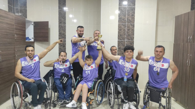 ŞAMPİYON KUPASINI ALDI