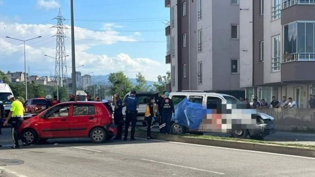 Ordu’da hafif ticari araç otomobille çarpıştı: 2 ölü, 4 yaralı