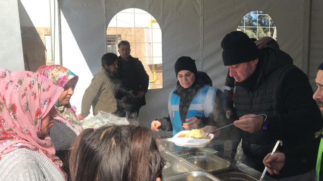 DEPREM BÖLGESİNDE 24 SAAT SICAK YEMEK