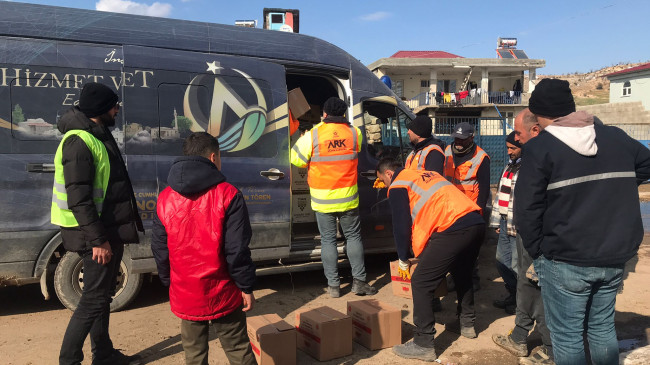 BAŞKAN AŞKIN TÖREN TÜM EKİPLERİYLE İLK GÜNDEN BU YANA DEPREM BÖLGESİNDE…