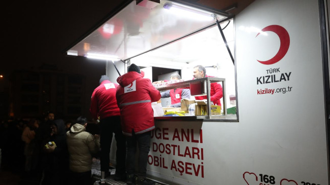 KIZILAY AFET BÖLGELERİNDE BESLENME HİZMETLERİNİ SÜRDÜRÜYOR