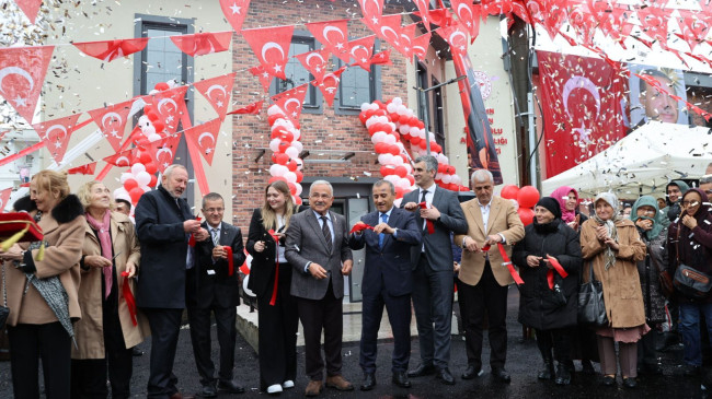 Gülyalı İlçemizde Hayırsever İş İnsanı Tarafından Yaptırılan Sağlık Hizmetleri Binası Açıldı