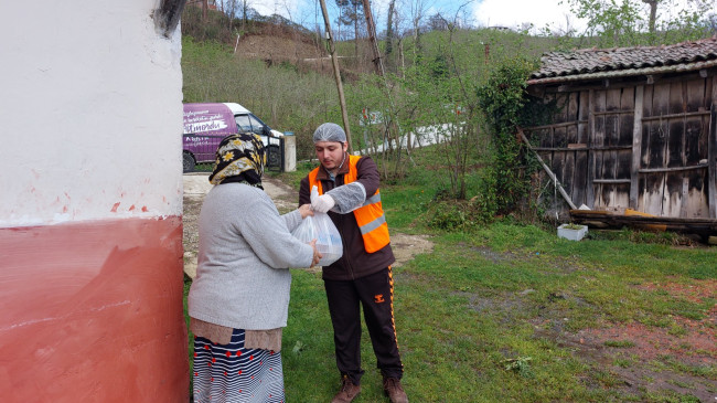 ALTINORDU EKİPLERİ KAPI KAPI EV EV ULAŞIYOR, SOFRALAR BEREKETLENİYOR