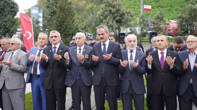 Özer, Garnizon Şehitliğinde…