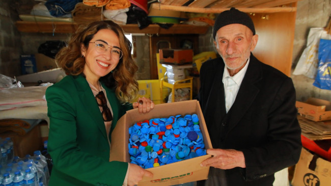 90 YAŞINDAKİ 63 YILLIK ESNAFTAN GERİ DÖNÜŞÜME KATKI