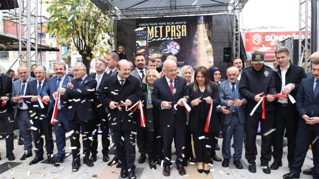 İSMET PAŞA CADDESİ’NE GÖRKEMLİ AÇILIŞ